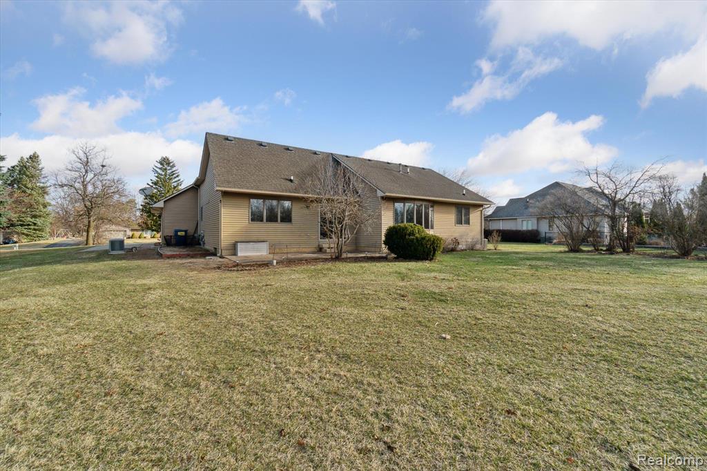 9400 ENGLISHMAN Drive, Fenton, MI 48430 — Photo 39