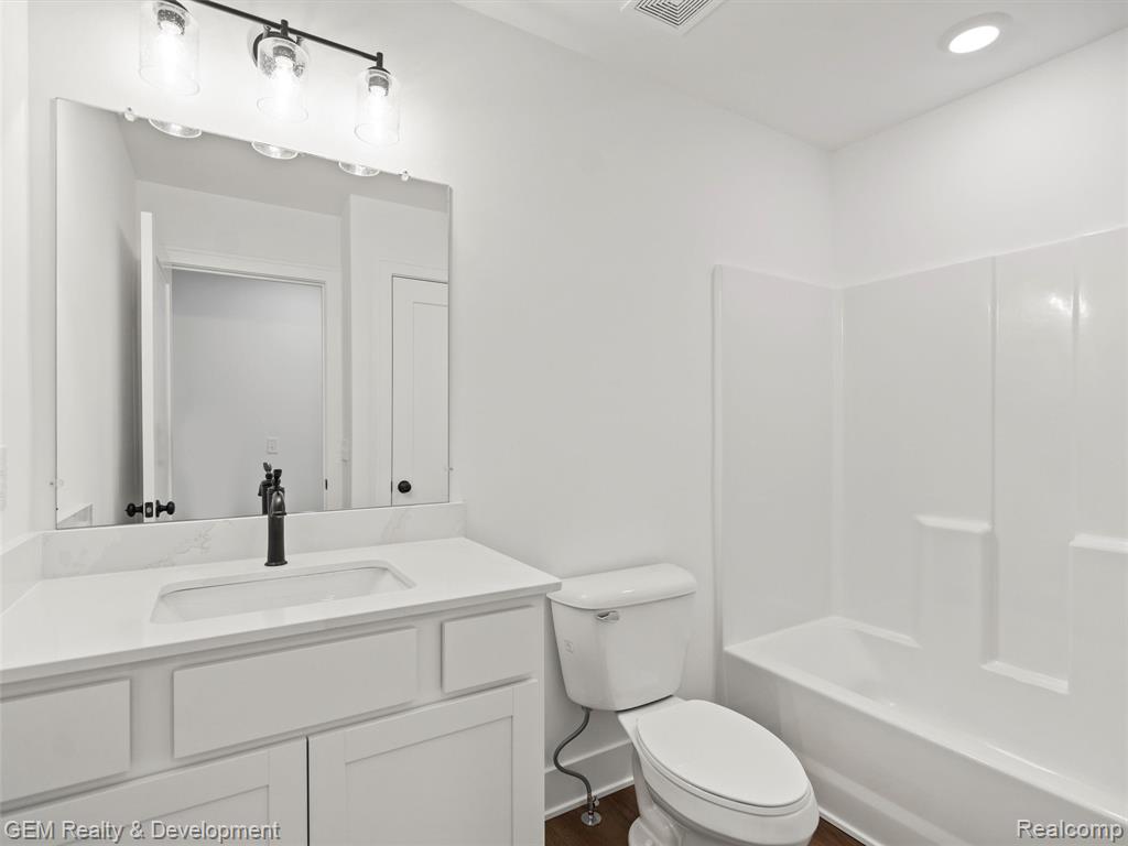 551 VILLAGE Lane, Milford, MI 48381 — Photo 20