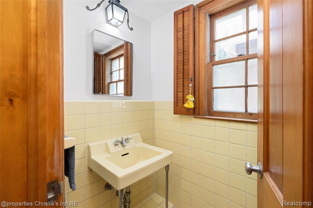 1925 Wellesley Drive, Detroit, MI 48203 — Photo 30