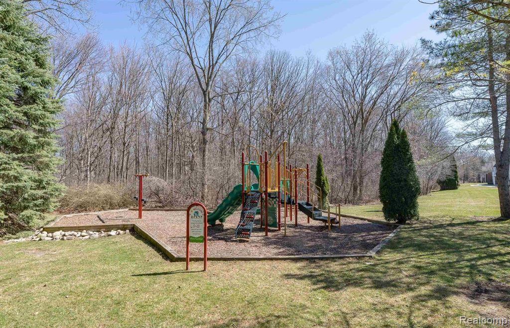 4043 BERKSHIRE Drive, Sterling Heights, MI 48314 — Photo 36