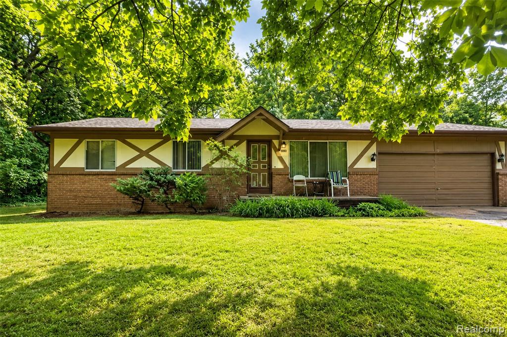 555 Tomahawk Trail, Highland, MI — front exterior