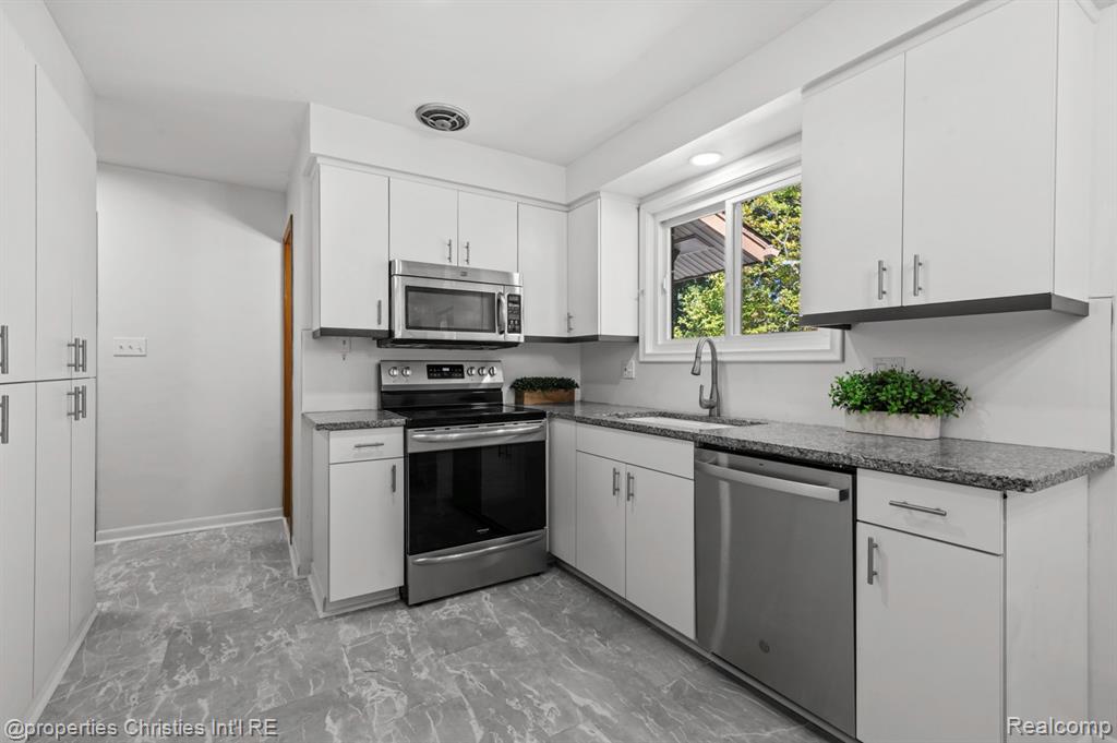 8009 Coventry Avenue, Grosse Ile, MI 48138 — Photo 11