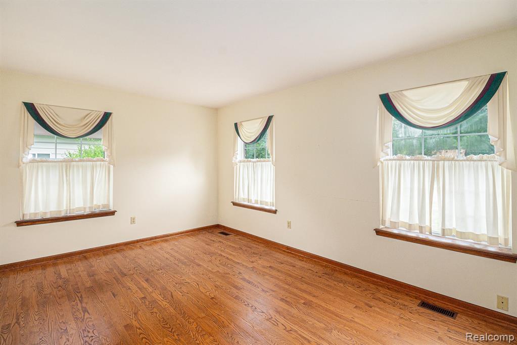 6392 McKenzie Drive, Flint, MI 48507 — Photo 17