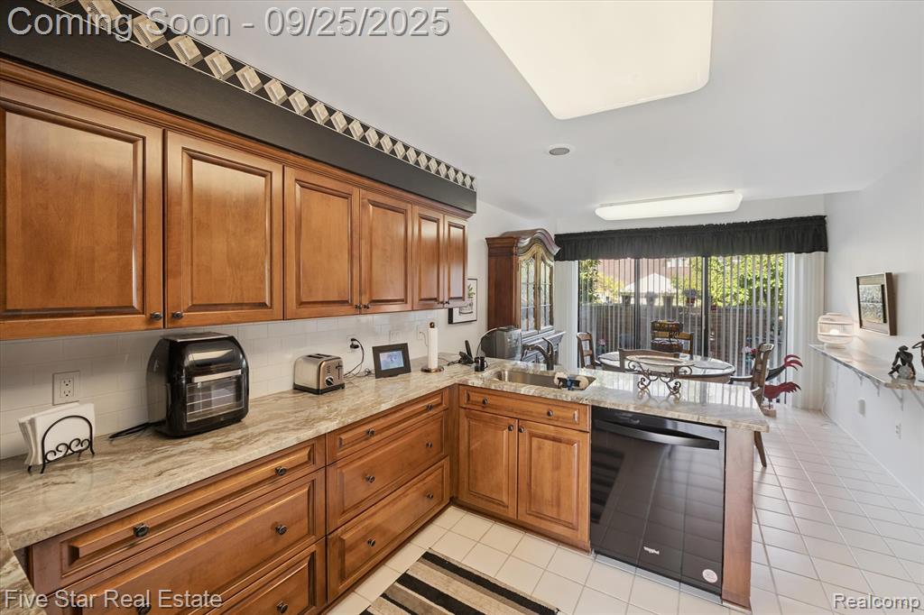 5611 Hillcrest Circle W, 50, West Bloomfield, MI — Photo 10