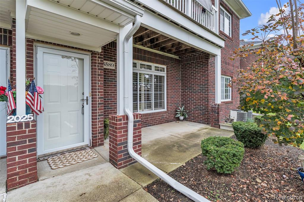 5589 TWIN OAKS Drive, Sterling Heights, MI 48314 — Photo 2