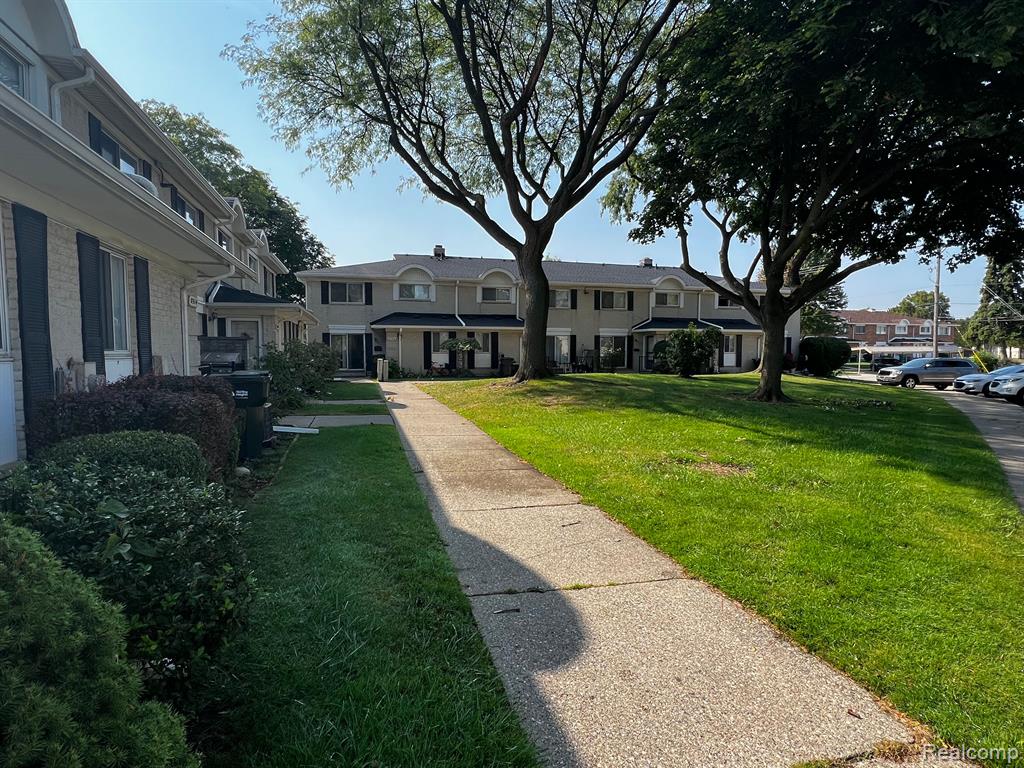 8514 HAMPSHIRE Drive, Sterling Heights, MI 48313 — Photo 43