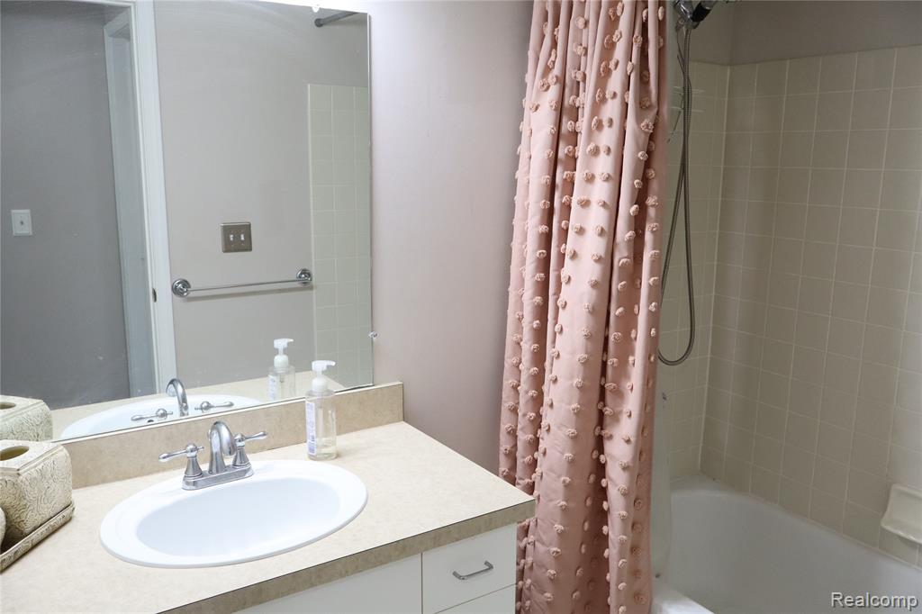 5212 Pine Aires Drive, Sterling Heights, MI 48314 — Photo 20