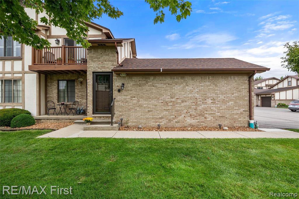 915 Country Club Drive, 32, Saint Clair Shores, MI 48082 — front exterior