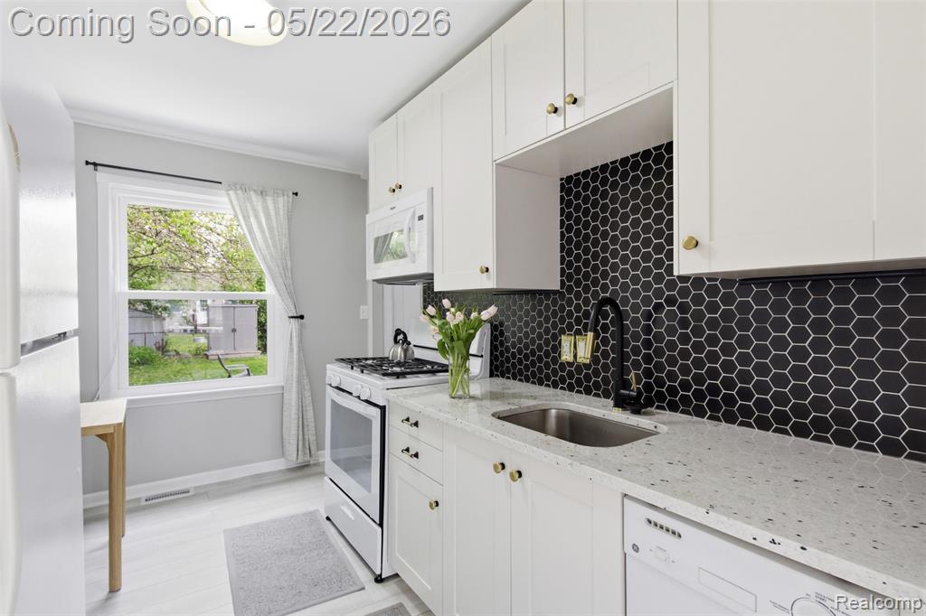 645 E Barrett Avenue E, Madison Heights, MI 48071 — Photo 9
