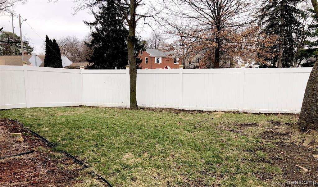 638 Maxine Street, Flint, MI 48503 — Photo 6