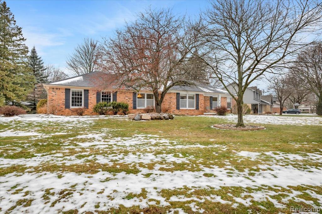 6091 Kings Shire Road, Grand Blanc, MI 48439 — front exterior