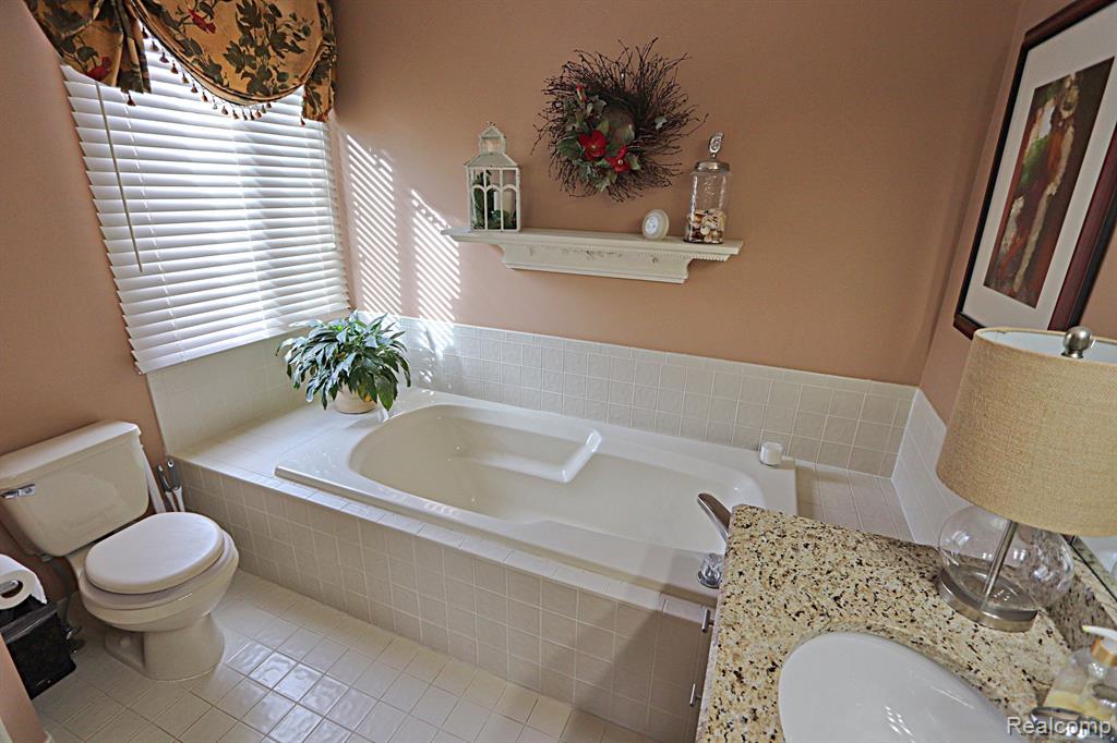 35053 KNOLLWOOD Lane, Farmington Hills, MI 48335 — Photo 39