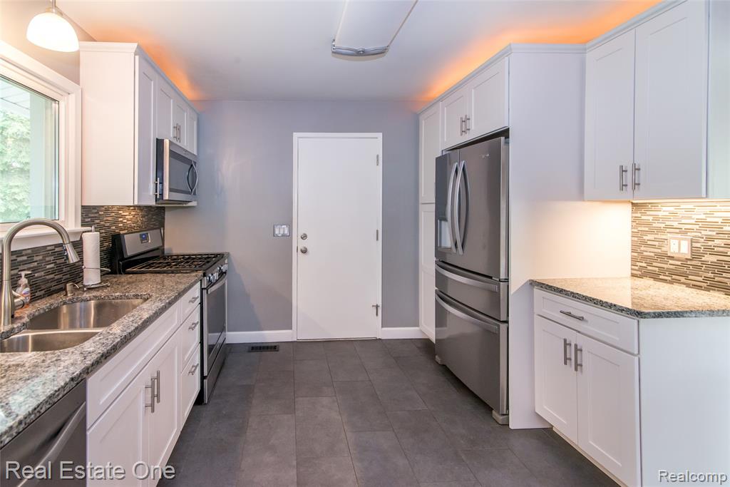 6845 Tamerlane Drive, West Bloomfield, MI — Photo 16