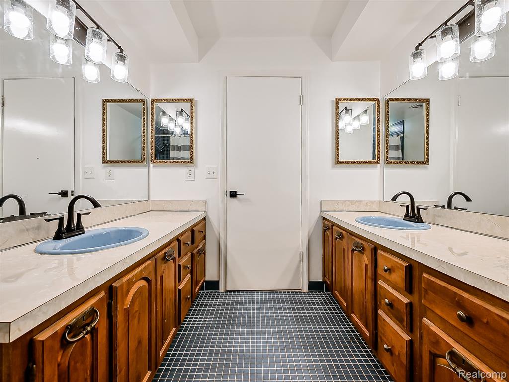 7329 Camelot Drive, West Bloomfield, MI — Photo 20