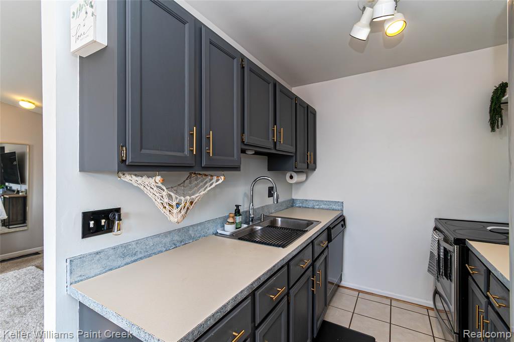 17437 Utica Oaks Lane, Roseville, MI 48066 — Photo 13
