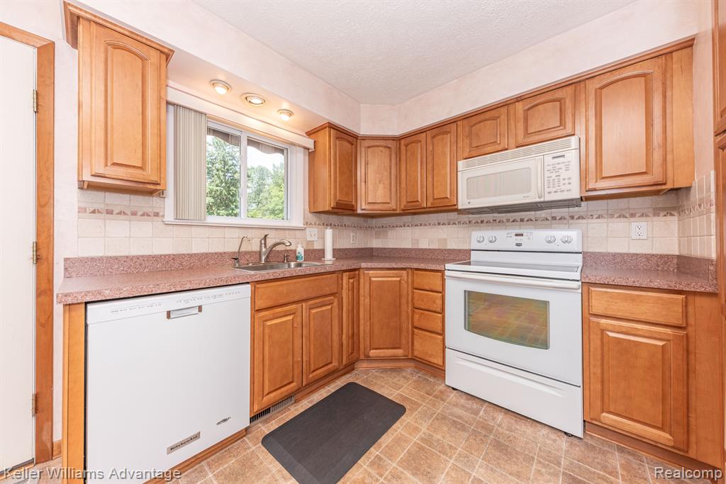 4460 Welland Drive, West Bloomfield, MI 48323 — Photo 9