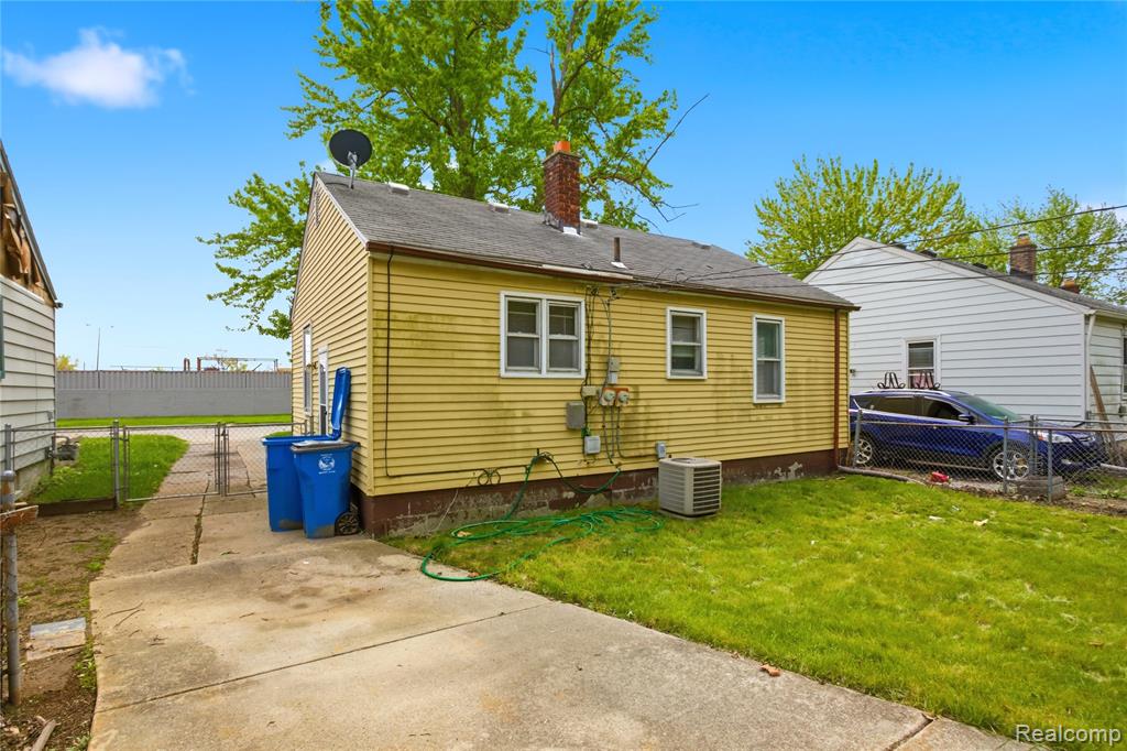 26316 Powers Avenue, Dearborn Heights, MI 48125 — Photo 26