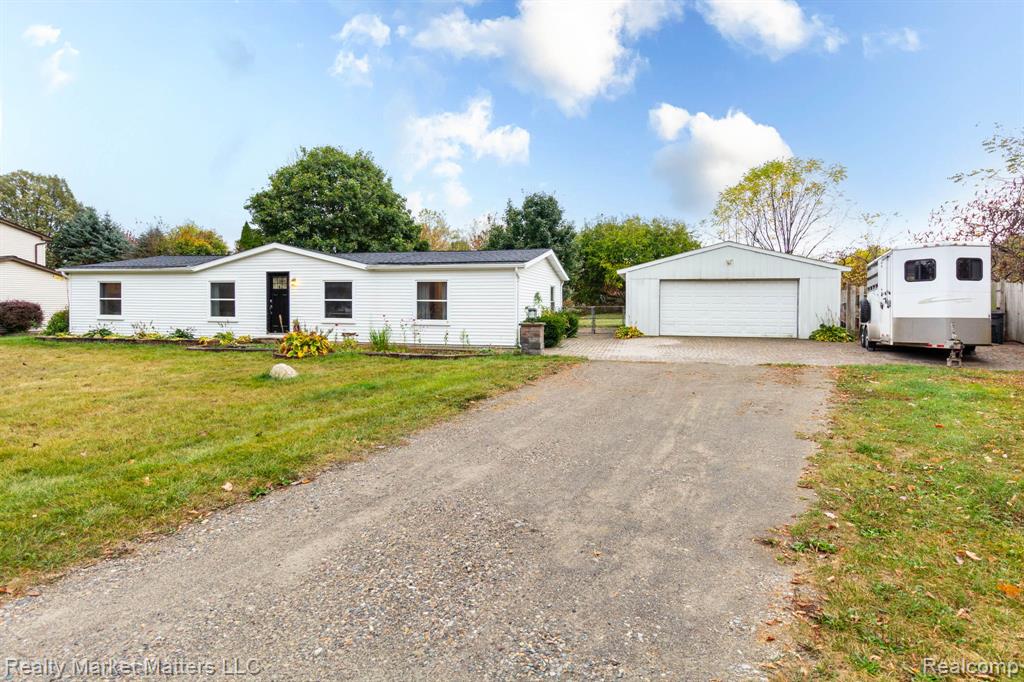 781 W Davison Lake Road, Oxford, MI 48371 — Photo 2