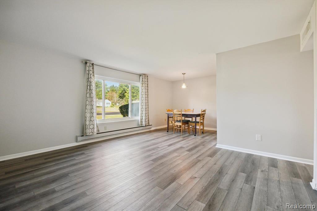 1802 COLONIAL VILLAGE Way, 2, Waterford, MI 48328 — Photo 2
