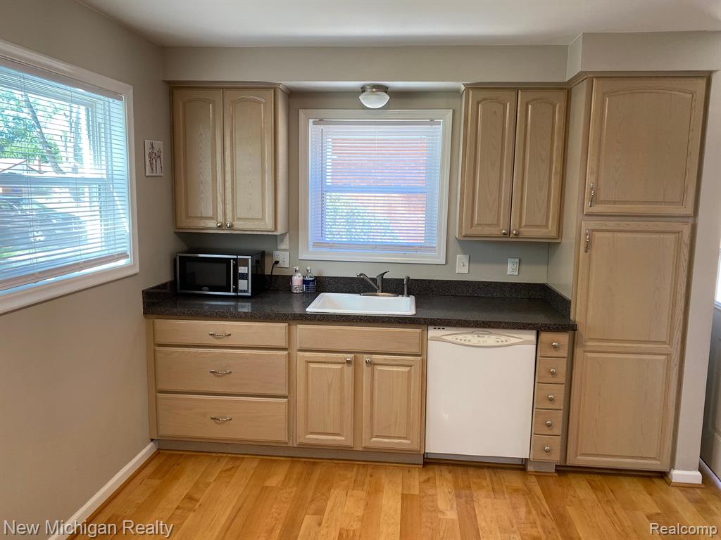 4671 MCKINLEY Street, Dearborn Heights, MI 48125 — Photo 3