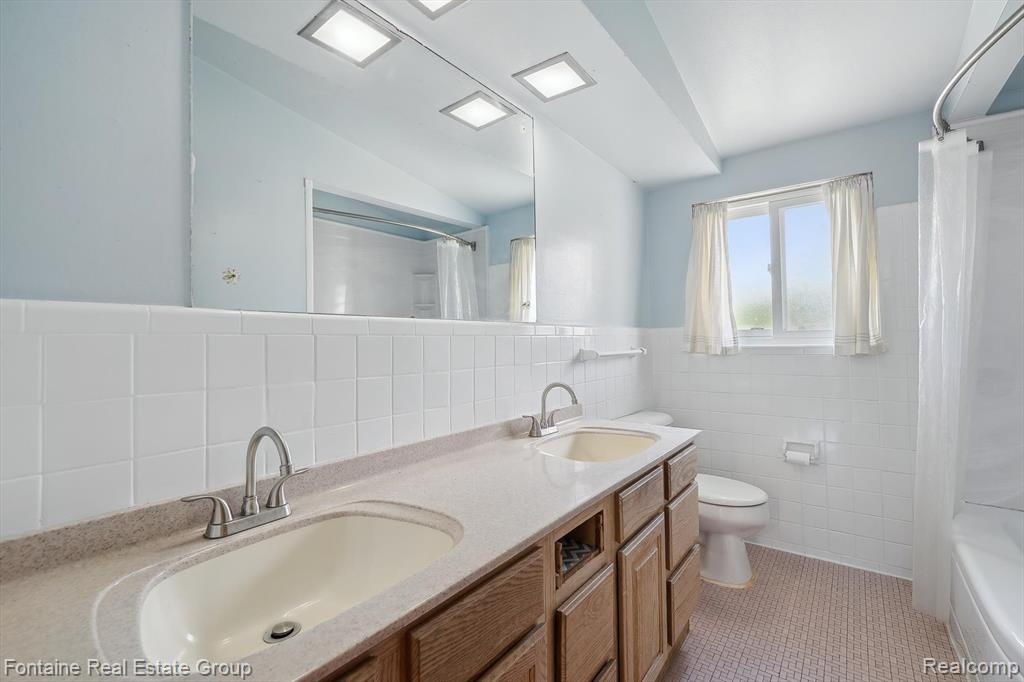 8657 Mercedes Street, Dearborn Heights, MI 48127 — Photo 12