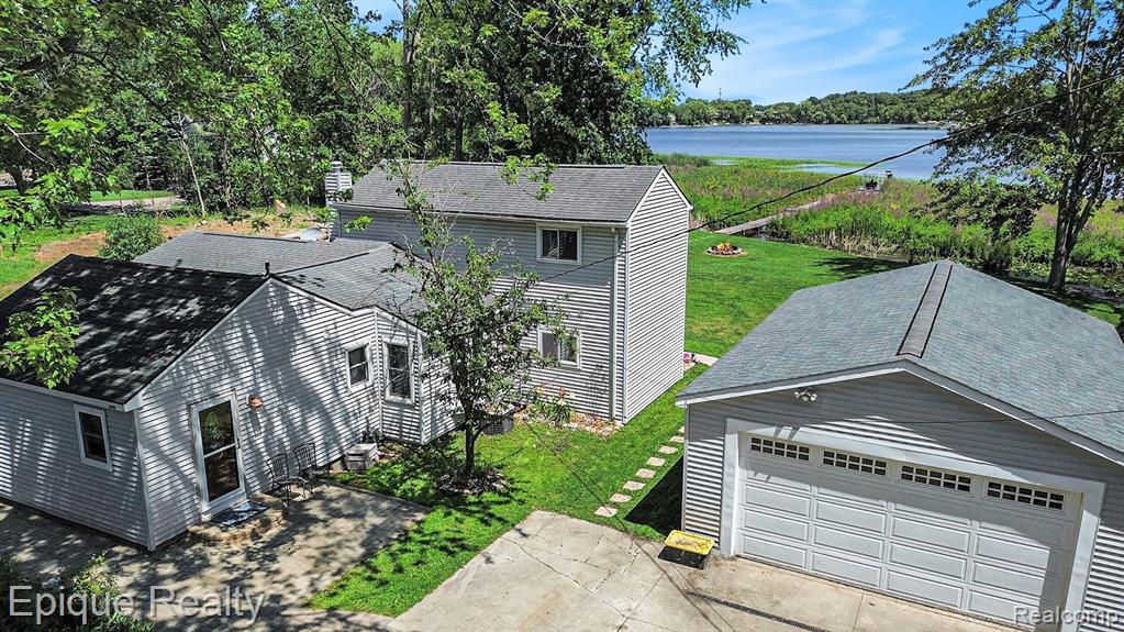 4BR/2BATH - 3CAR GARAGE - ALL SPORTS LAKEFRONT!