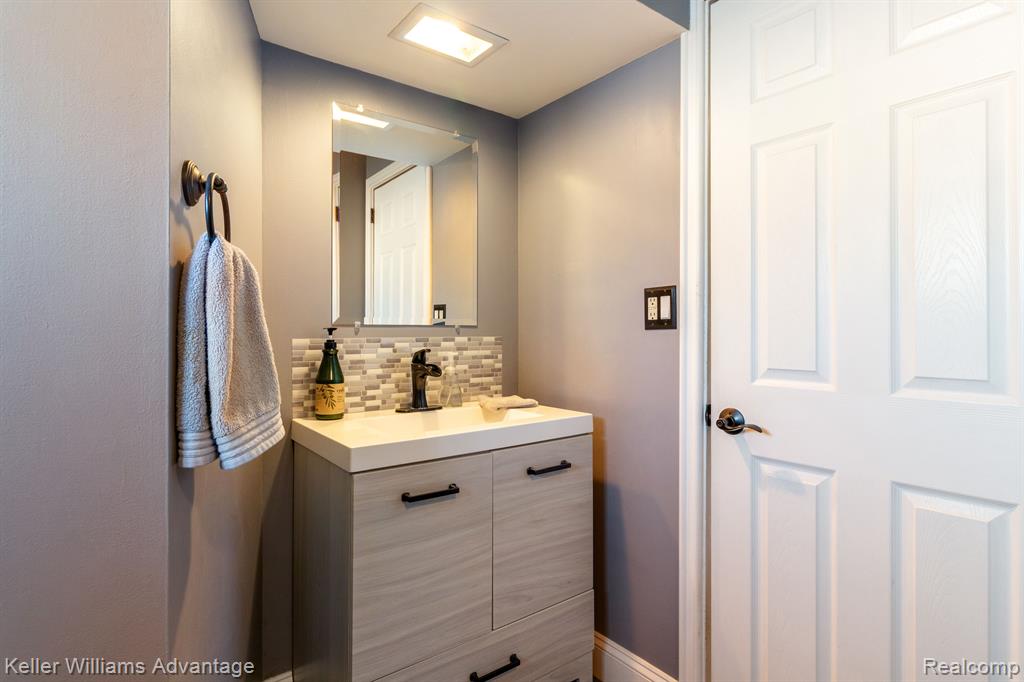 807 WORCHESTER Drive, Fenton, MI 48430 — Photo 17