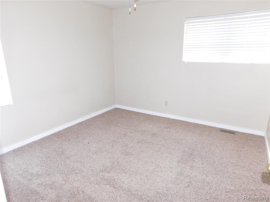 87 E DALLAS Avenue, Madison Heights, MI 48071 — Photo 8