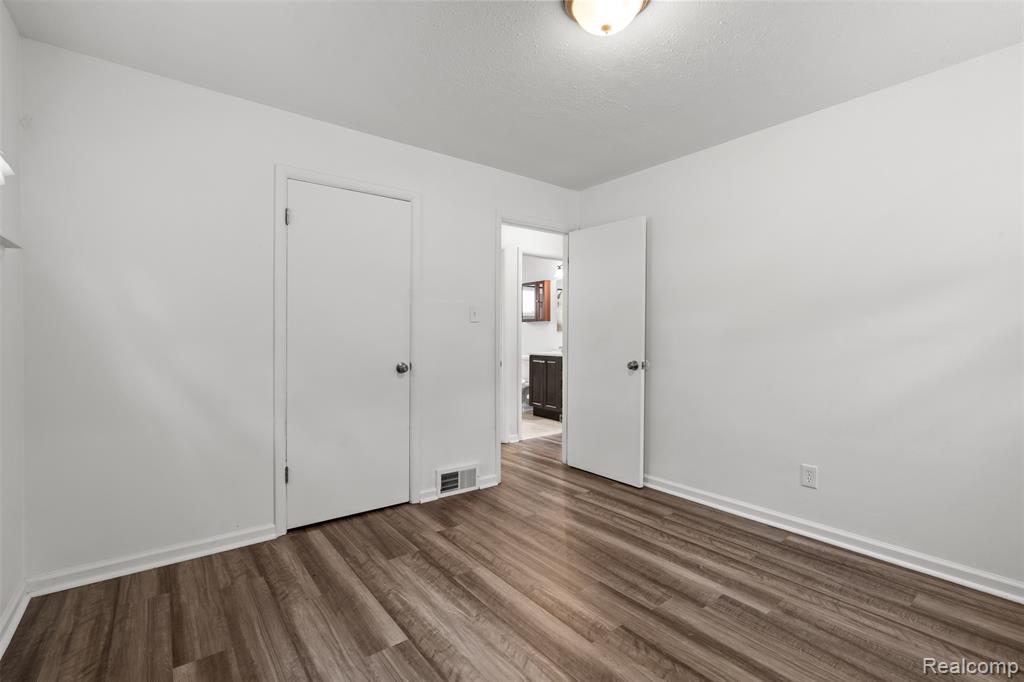 8938 Hugh Street, Livonia, MI 48150 — Photo 15