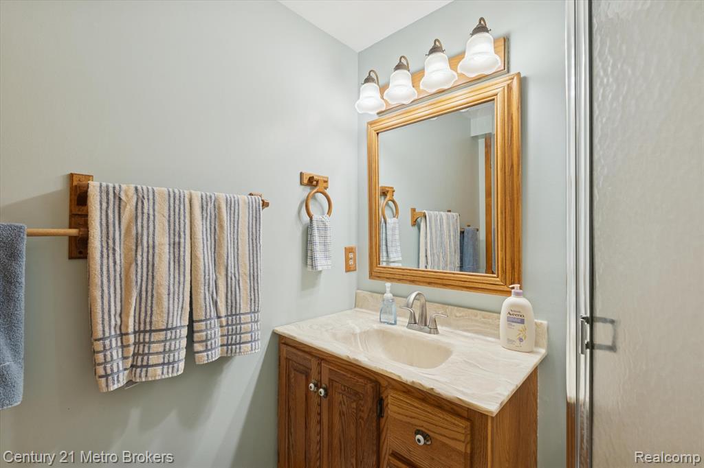 4466 S Center Road, Burton, MI 48519 — Photo 27
