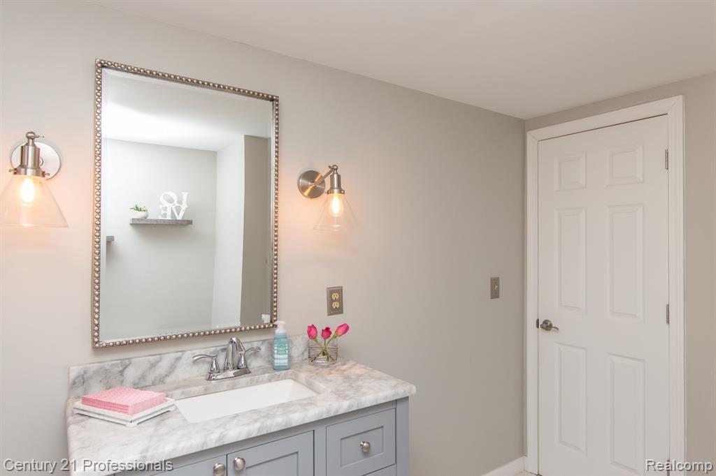 9117 Sussex Street, White Lake, MI — Photo 20