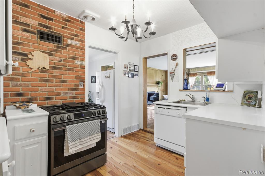 85 Hill Circle Drive, Waterford, MI 48328 — Photo 10