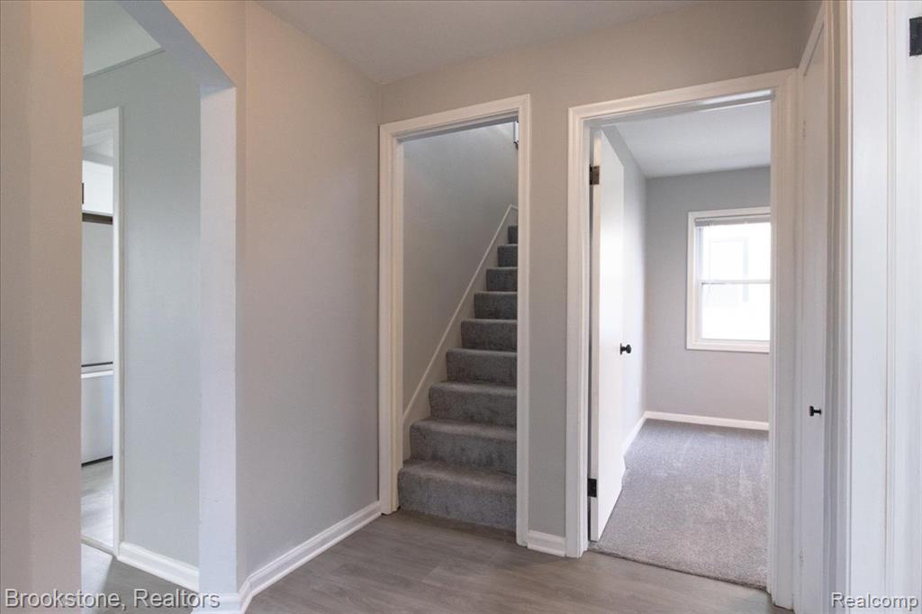 924 E Otis Avenue, Hazel Park, MI 48030 — Photo 9
