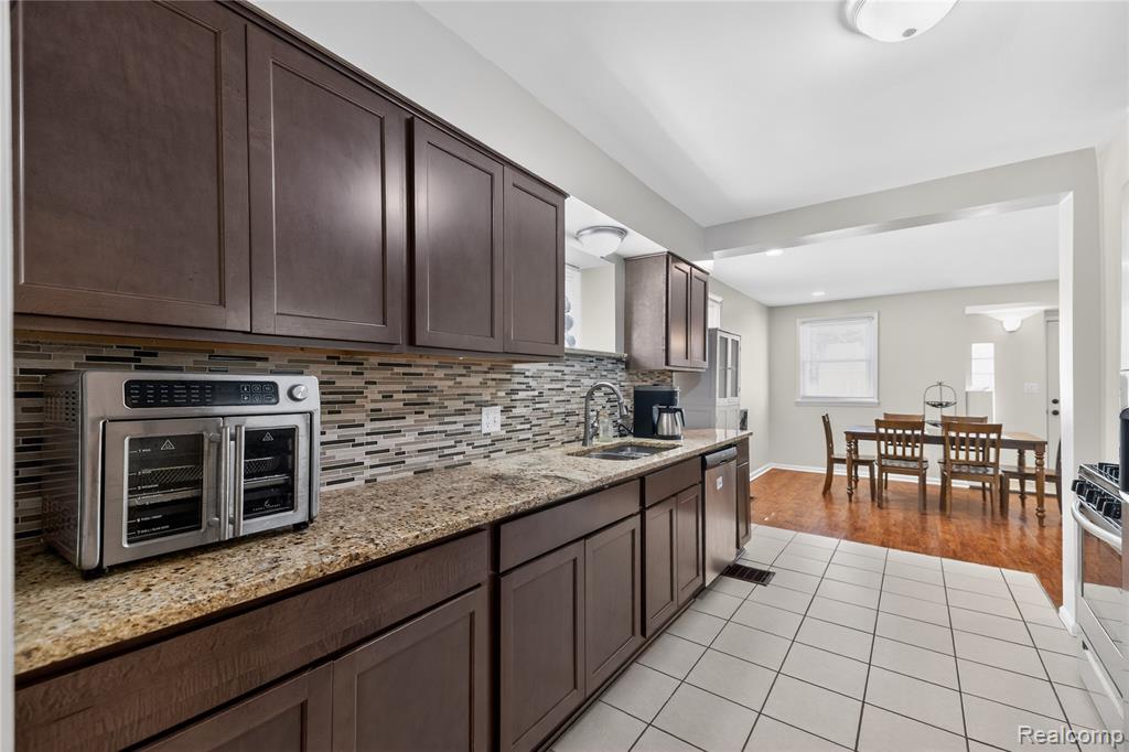 826 Goddard Street, Wyandotte, MI 48192 — Photo 11