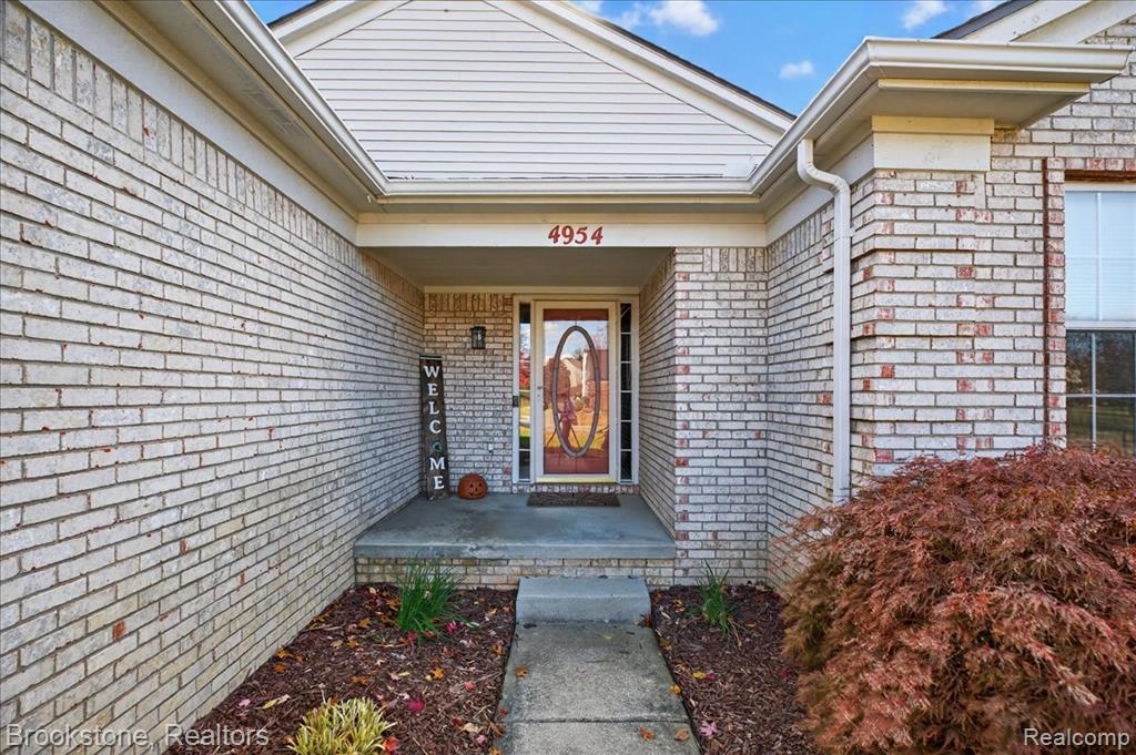 4954 Spring Meadow Dr, Clarkston, MI 48348 — Photo 2