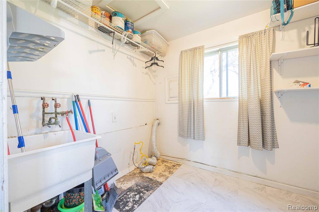 23300 N Brookside Drive, Dearborn Heights, MI 48125 — Photo 13