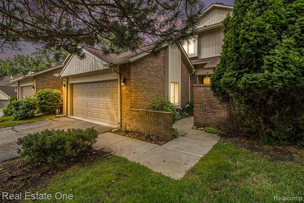5537 Walnut Circle W, West Bloomfield, MI — front exterior