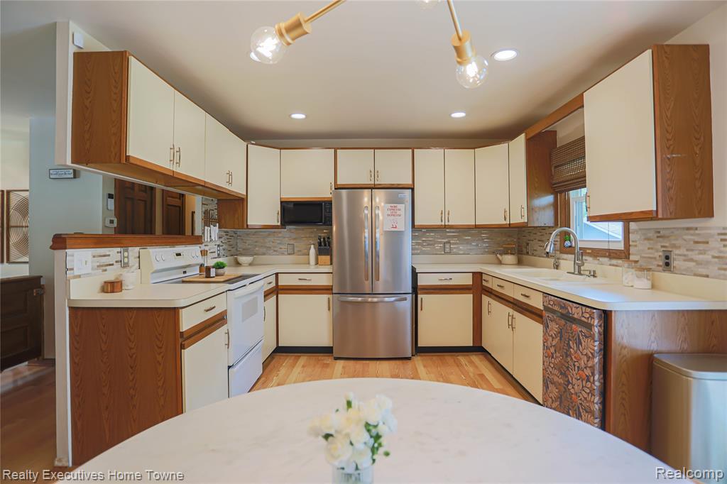 2687 Los Angeles Drive, Wolverine Lake, MI 48390 — Photo 17