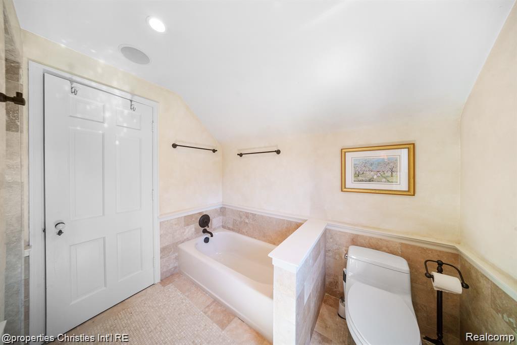 6050 W Surrey Road, Bloomfield Hills, MI 48301 — Photo 24