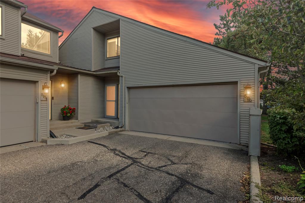 586 Ashley Circle, Rochester Hills, MI 48307 — Photo 2