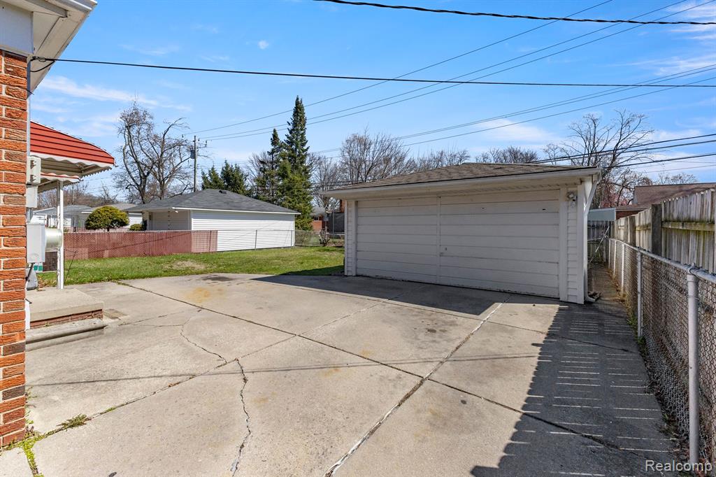 8246 LOCHDALE Street, Dearborn Heights, MI 48127 — Photo 30