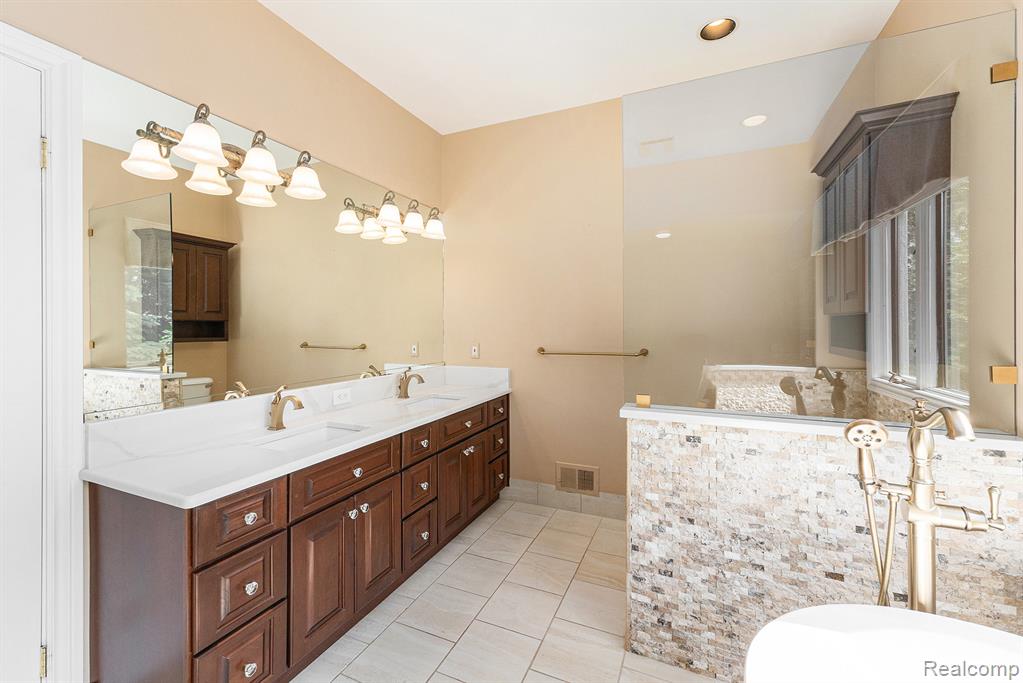 5387 Bristol Parke Drive, Clarkston, MI 48348 — Photo 21