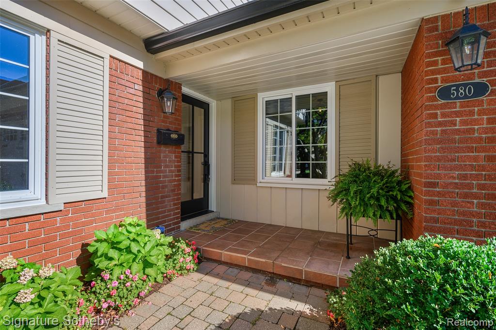 580 N Brys Drive, Grosse Pointe Woods, MI 48236 — Photo 2