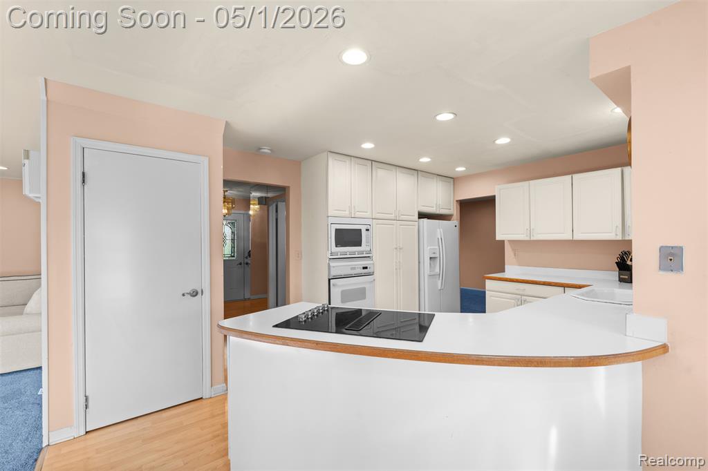 5686 Stratford Drive, West Bloomfield, MI — Photo 10