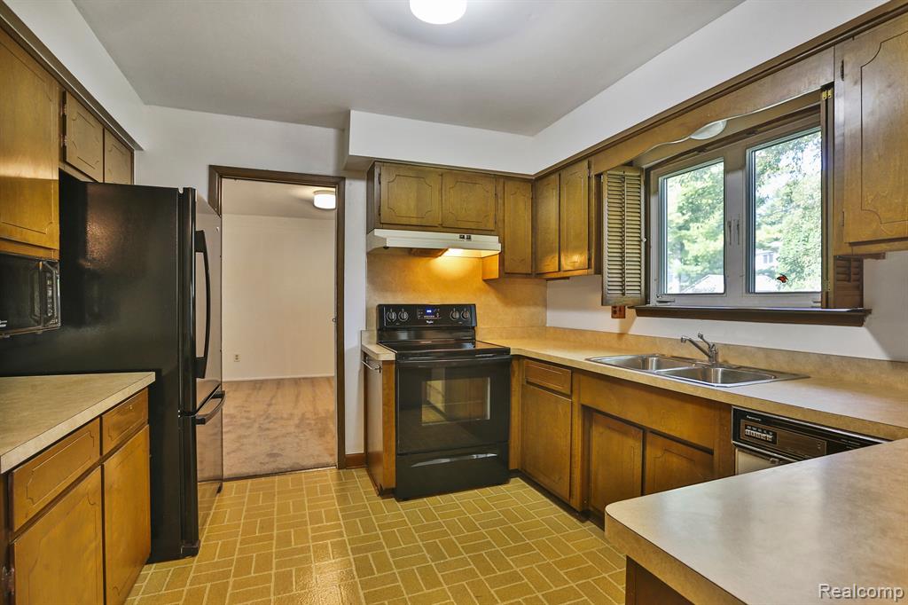 4251 WASHINGTON CRESCENT Drive, Troy, MI 48085 — Photo 9