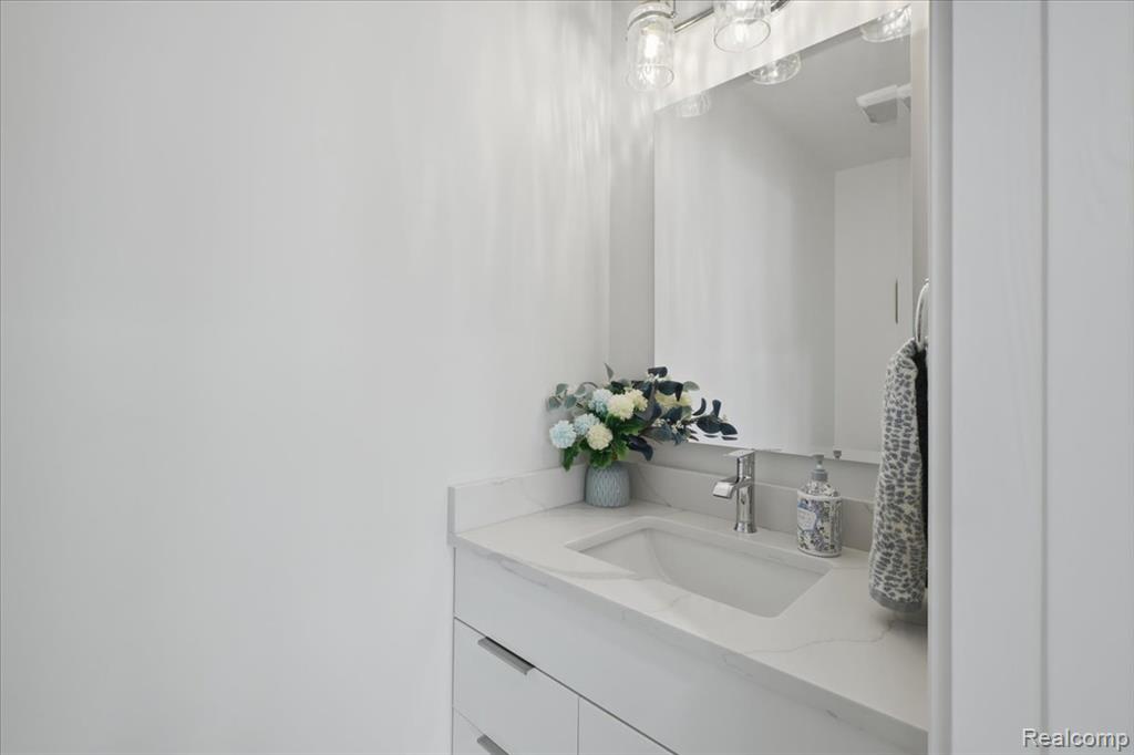 827 N Pointe, Port Huron, MI 48060 — Photo 20