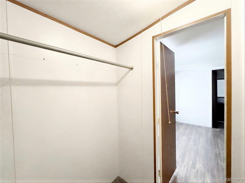 6065 Vernon, Belleville, MI 48111 — Photo 13