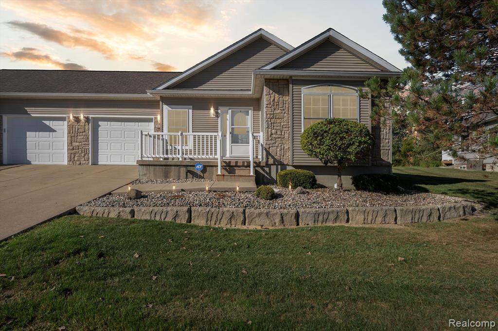 7075 Kings Way, Flushing, MI 48433 — front exterior