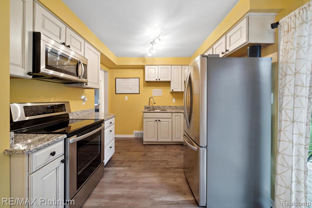 624 RIDDLE Street, Howell, MI 48843 — Photo 7