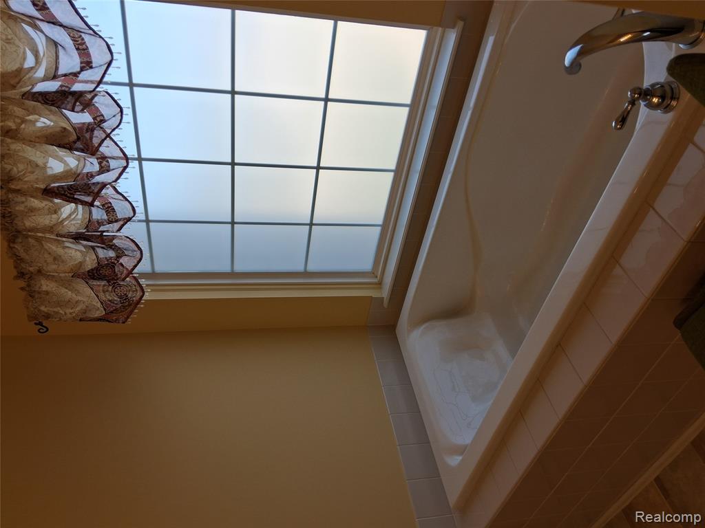415 Lake Laura Drive, Pontiac, MI 48341 — Photo 11